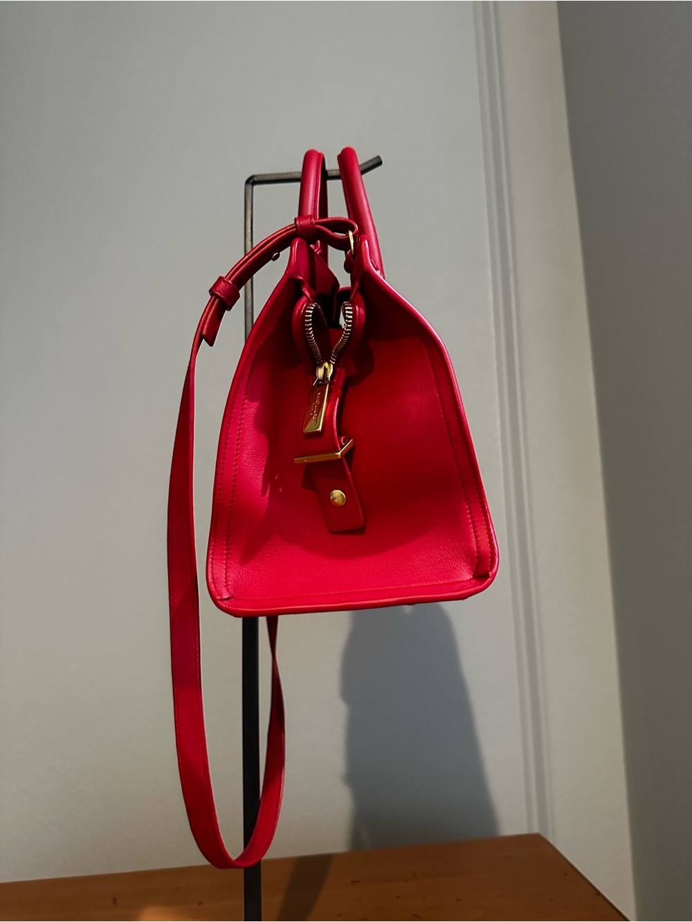 Saint Laurent Cabas Chyc in red smooth calfskin leather - Picture 5 of 13